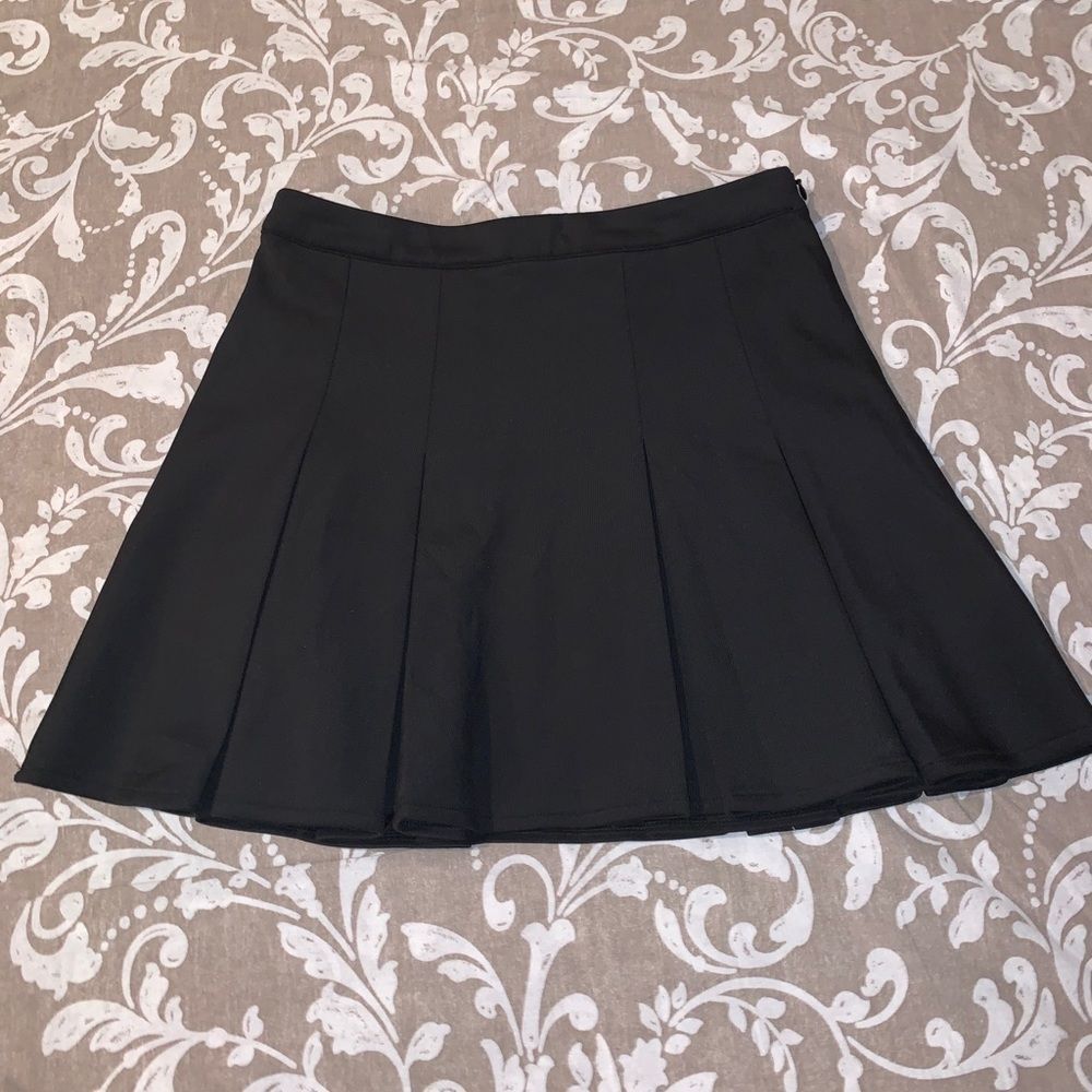 black pleated skirt size small